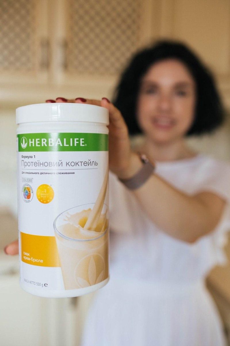 Svetlana Nočvinova sa kutijom proteinskog šejka Herbalife
